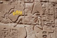 Подбегая к божеству, фараон, подносил сосуды со «свежей водой» — символы несущего благополучие Египту нильского разлива.