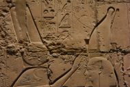 После обряда омовения, фараон мог надеть двойную корону на свою голову.