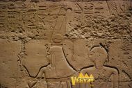 Богиня Хатхор ведет фараона к богу Амону-Ра.