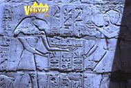 На трех колоннах, между фараоном и богом, можно прочесть титулы фараона.