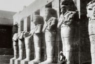 Через вороту Вы заходите в открытый двор, окруженный с трех сторон колон, у каждой из них стоят статуи фараона в виде бога Осириса.