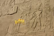 Здесь мы видим фараона и богиню Сешат, между двумя колышками протягивали шнур, который должен был отмечать план сооружения.