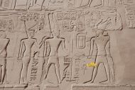 Фараон Рамсеса II стоит перед Амоном-Ра и Мут,