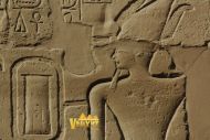 Фараон рассеивает струю порошку гипса для очищения в овальные котлованы фундамента храма.