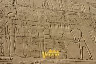 Фараон Рамсес II в присутствии Амон-Ра и Исиды.