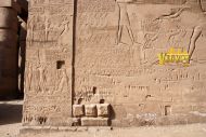 Войско фараона триумфально вернулось в Египет. На изображениях возвращающегося царя сопровождают пленные.