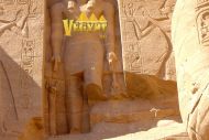 Над входом изображен царь, почитающий Ра-Хорахти, чья статуя находится здесь же в нише и изображает бога с головой сокола, восседающего на троне.