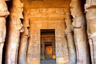 квадратный зал (17 × 16 м) с восьми колоссов стоят у опор зала, насчитывающего 18 м в длину. Они изображают фараона в образе Осириса.