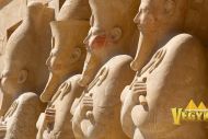 7-	Верхняя терраса состояла из четырехгранных колонн, перед которыми возвышались статуи Хатшепсут в виде бога Осириса, высотой 5,5 м.