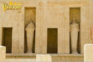 В стене за тремя рядами колонн было вырублено 10 больших и 8 малых ниш. В больших стояли статуи царицы Хатшепсут, в малых нишах находились рельефы, изображавшие ее перед жертвенным столом.