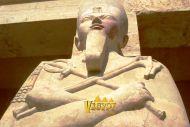 Кожа лица окрашена в коричневый цвет и с бородой, что характерно для мужских фигур; прием используется для того, чтобы утвердить ее положение законной правительницы Египта.