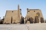 Пилон, высотой 24 метра, башни которого некогда были украшены рельефными изображениями битвы при Кадеше, между египтянами и врагами хеттами.