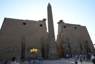 Пилон, высотой 24 метра, башни которого некогда были украшены рельефными изображениями битвы при Кадеше, между египтянами и врагами хеттами.