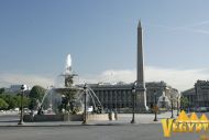 Перед пилоном Рамсес II поставил две колоссальные статуи и два обелиска, один из которых в 1831 г. был перевезен в Париж и установлен на площади Согласия.