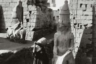 Перед пилоном Рамсес II поставил две колоссальные статуи