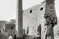 Перед пилоном Рамсес II поставил две колоссальные статуи и два обелиска