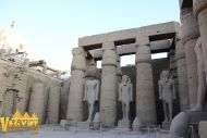 Двор, размером 45 на 51 м, обнесенный двойным рядом колонн, в виде свитков папируса.