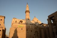 мусульманская мечеть Абу Эль-Хагаг, построенная прямо над колоннами.