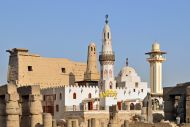 Мечеть построена над колоннадами двора. Абу эль-Хаггаг является святым покровителем Луксора и считается, что он был ревностным мусульманином.