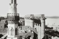 Мечеть построена над колоннадами двора. Абу эль-Хаггаг является святым покровителем Луксора и считается, что он был ревностным мусульманином.